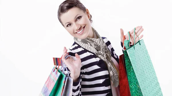 Jolie jeune femme tenant des sacs à provisions avec des achats — Photo