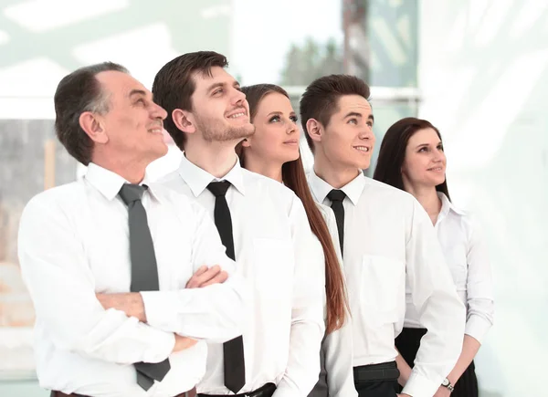 Equipe de negócios bem sucedida olhando para o espaço de cópia . — Fotografia de Stock