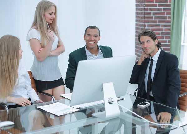 Equipe de negócios trabalhando em um novo projeto de negócios — Fotografia de Stock