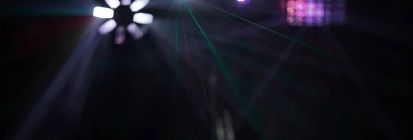 Laserlichter auf schwarzem Hintergrund. Foto mit Kopierraum — Stockfoto