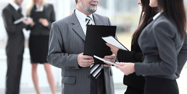 Sluit up.group van mensen uit het bedrijfsleven staan in de lobby van office. — Stockfoto