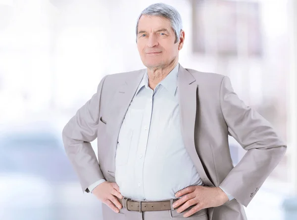 En pleno crecimiento. confiado empresario senior aislado en blanco — Foto de Stock