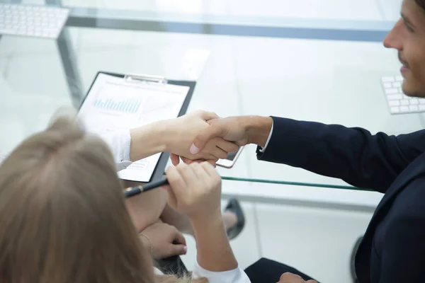 Rear view .handshake parceiros financeiros após a discussão do plano de negócios — Fotografia de Stock