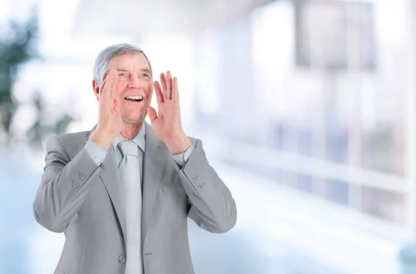 Smiling Mature businessman shouting.isolated on blurred background. — Stock Photo, Image