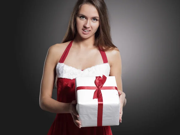 Mujer joven con estilo en el traje de Santa Claus con gi de Navidad —  Fotos de Stock