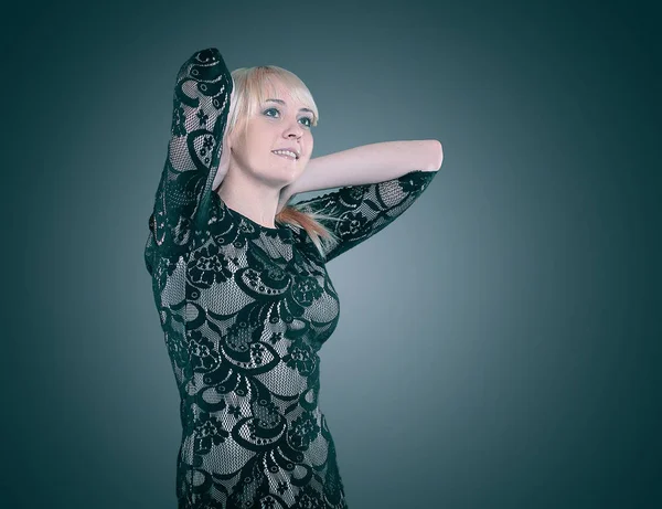 Retrato de una hermosa mujer joven en vestido negro de noche —  Fotos de Stock