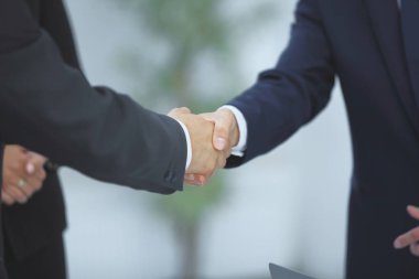 yakın çekim. karşılıklı iş ortakları üzerinde arka plan bulanık
