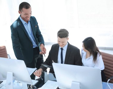 İş ekibi iş yerinde iş belgelerini tartışıyor.