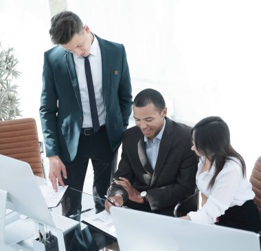 ofiste finansal belgeler ile çalışan işçilerin.