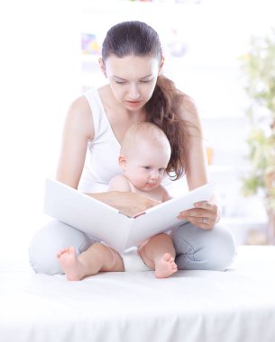 şirin anne bebeğine bir kitap okuma