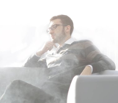 up.businessman bir sigara ile bir kahve molası sırasında kapatın.