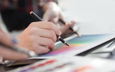 Yeni bir proje renk tasarımını tartışırken tasarımcıları up.a grup kapatın