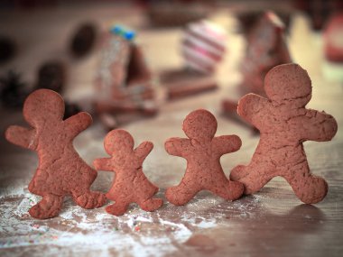 Noel masasında mumlar ve zencefilli çörekler