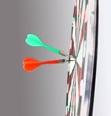 Beyaz arka plan üzerinde izole bir ok ile hedef.