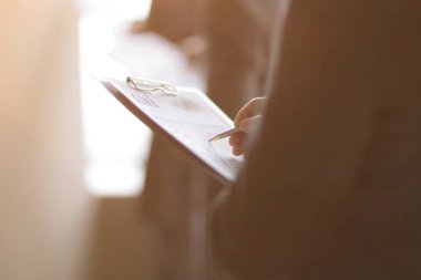 up.Businessman mali rapor kontrol panosu ile kapatmak