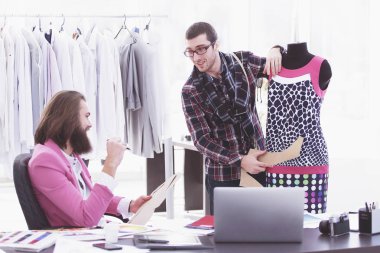 iki moda tasarımcıları stüdyoda Bayan giyim oluşturmaya çalışıyoruz