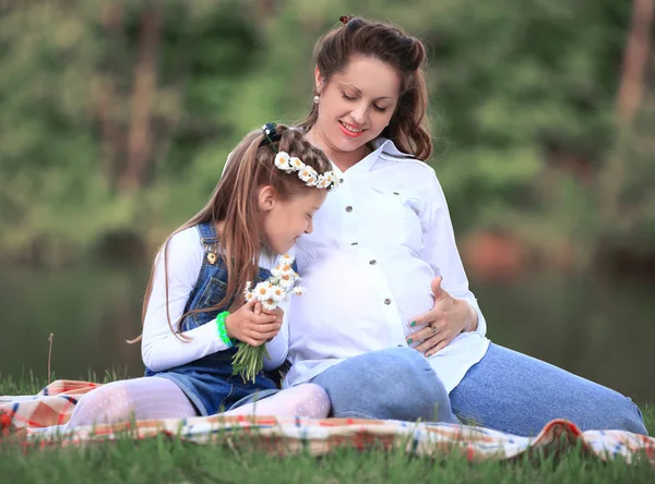 マタニティ ・妊娠中の母親と小さな娘サイコーの概念 — ストック写真