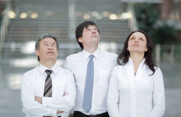 Confident business team looking up at copy space. — Stock Photo, Image