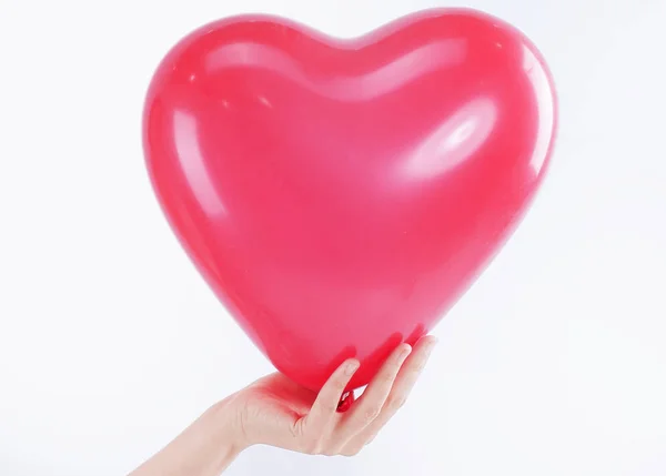 Ung kvinna som håller en stor röd heart.isolated på vit. — Stockfoto