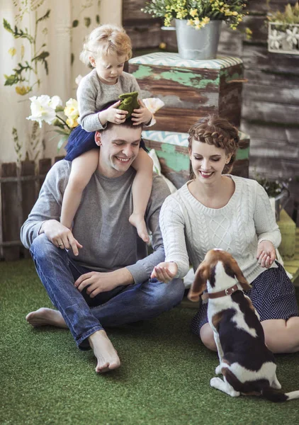 Boldog család, és a kedvtelésből tartott kutya, a háttérben a Tájház — Stock Fotó
