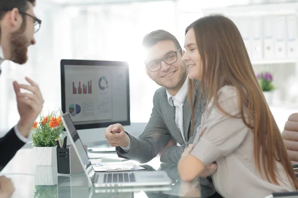 Equipo de negocios discute los documentos financieros en la oficina — Foto de Stock