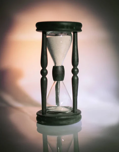 Hourglass on dark background.the concept of time — Stock Photo, Image