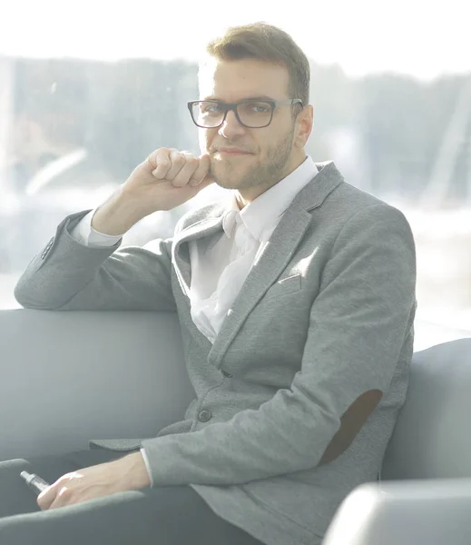 Fechar up.pensive empresário com e-cigarro sentado na sala de descanso — Fotografia de Stock