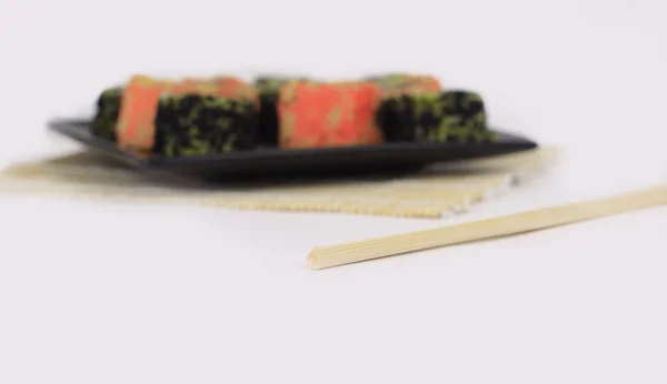 검은 접시 위에 다양 한 종류의 마키 초밥 — 스톡 사진