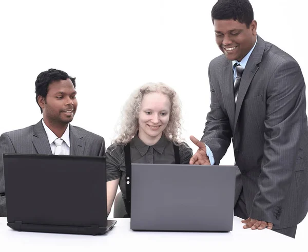 Erfolgreiches Business-Team diskutiert die Informationen mit dem la — Stockfoto