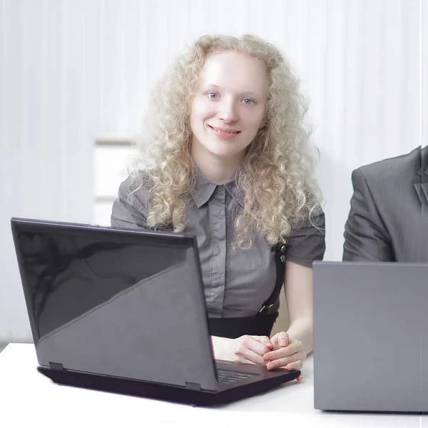 Dipendenti seduti davanti a computer portatili aperti. isolato su bianco — Foto Stock