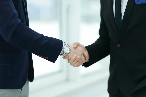 Close up. confident handshake of business people — Stock Photo, Image