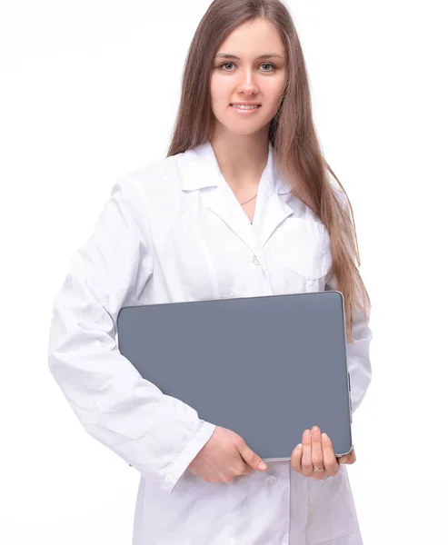 Vriendelijke vrouwelijke arts met een .isolated van de laptop op een witte — Stockfoto