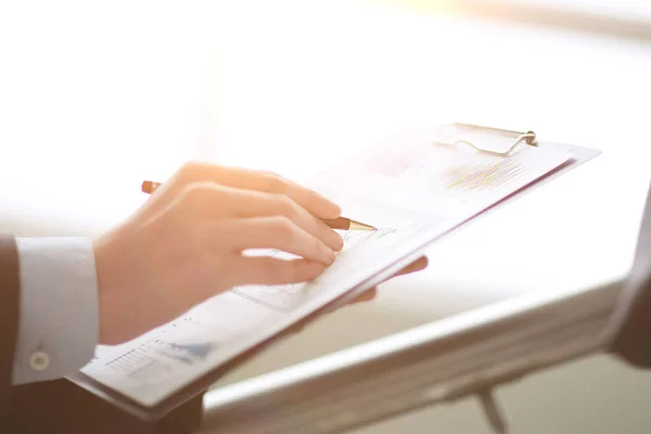 Close up empresário que trabalha com dados gráficos no escritório — Fotografia de Stock