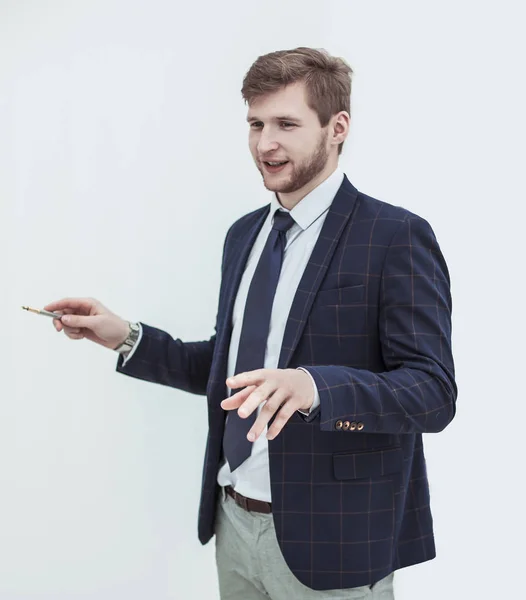 Geschäftsmann mit Stift in der Hand steht vor einem leeren Plakat — Stockfoto