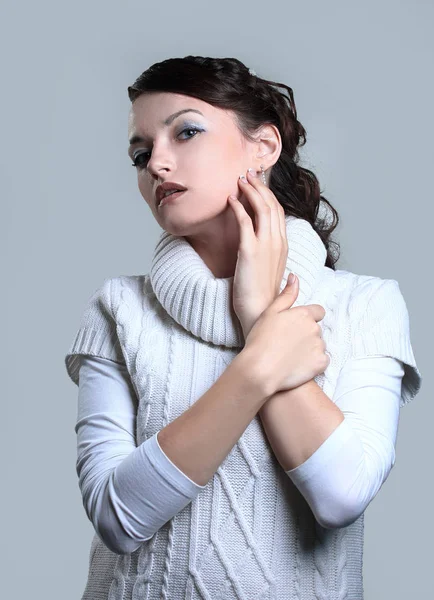 Retrato de mujer joven de moda en suéter blanco .isolated — Foto de Stock