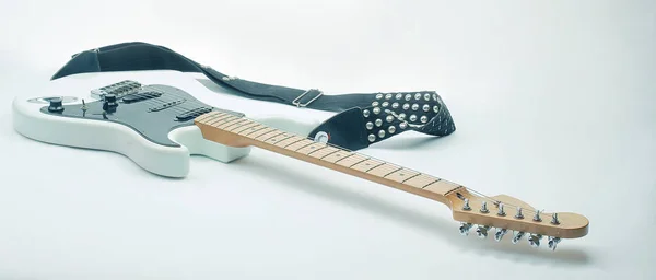 ब्लैक और व्हाइट इलेक्ट्रिक गिटार बंद करें. एक सफेद बैक पर अलग — स्टॉक फ़ोटो, इमेज