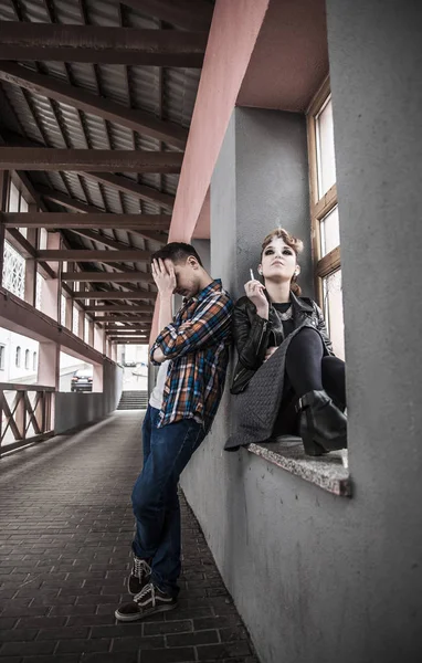 İlişkilerindeki sorunlar yüzünden kavga eden genç bir çift.