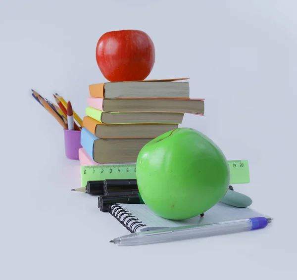 Két alma és és iskolai kellékek a fehér háttér .photo hely másolás — Stock Fotó