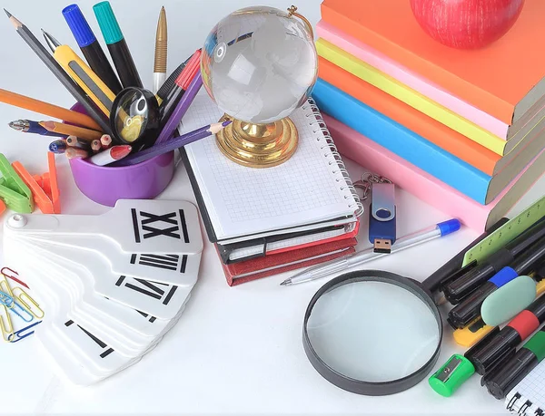 Variedad de coloridos útiles escolares sobre un fondo blanco —  Fotos de Stock