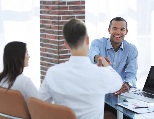 Jóvenes Empresarios Estrechando Mano Entre Concepto Asociación — Foto de Stock