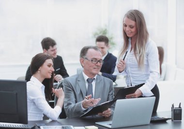 iş takım finansal veriler başkanı ile tartışıyor.