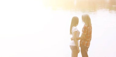 sevgi dolu genç çift ayakta göl şehir