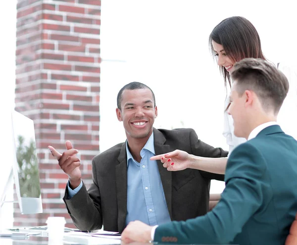 Business team analyseren van operationele informatie, zittend achter hun bureau — Stockfoto