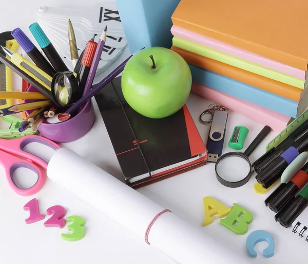 Sluit up.a vel tekenpapier en school supplies geïsoleerd op witte achtergrond — Stockfoto