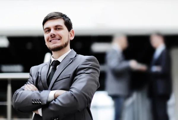 Portret przystojny biznesmen na tle niewyraźne office — Zdjęcie stockowe