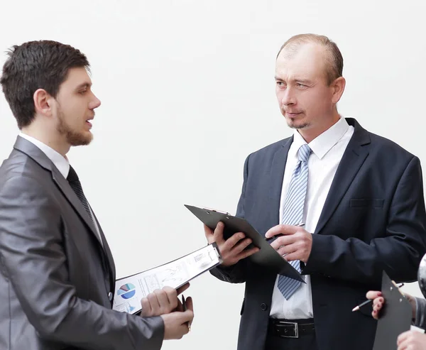 Groupe de gens d'affaires discutant de documents financiers. — Photo