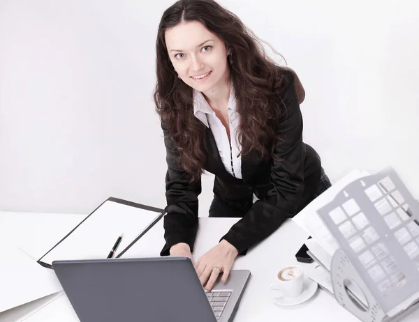 Closeup.business mulher sentada na sua mesa . — Fotografia de Stock