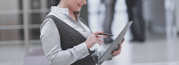 Joven mujer de negocios leyendo un documento de trabajo . — Foto de Stock