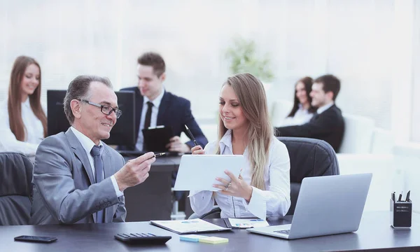 Empleados que utilizan tabletas digitales para trabajar con datos financieros — Foto de Stock