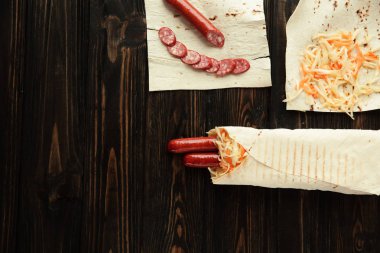 yakın çekim. Lavaş .photo kopya spac ile sosis hazırlanması